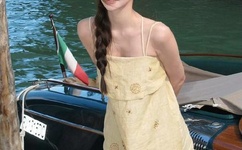 一边亲着面膜胸口